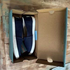 Toms Belmont Navy Canvas Youth Shoes
